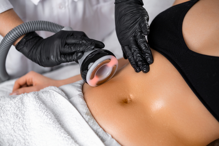 Ultrasonic cavitation applicator used during an abdomen treatment